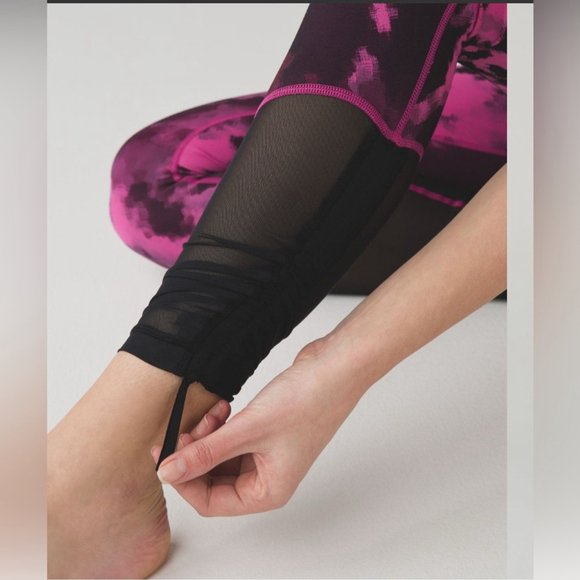 🖤 Lululemon Sweaty Endeavor Tight
Blooming Pixie Raspberry Black / Black - Picture 6 of 15